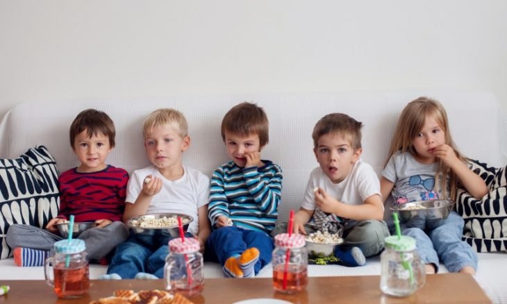 مشاهدة الأطفال للتلفزيون أثناء تناول الطعام تؤثر على قدراتهم اللغوية؟
