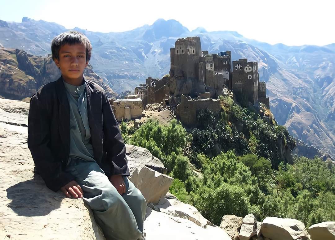 اليمن .. طفل يطل على منطقة في حراز  