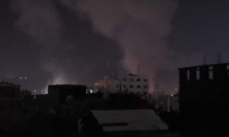 طيران التحالف يستهدف عمارة سكنية في صنعاء ومقتل أسرة