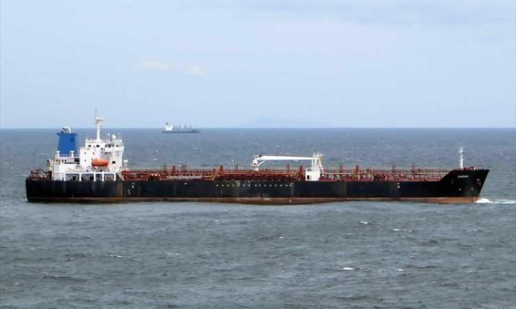 سفينة البنزين "قيصر" تصل إلى الحديدة والنفط تحتج على "سياسة التقطير"