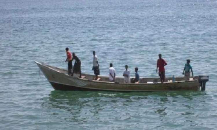 التحالف يختطف صيادين من المياه اليمنية