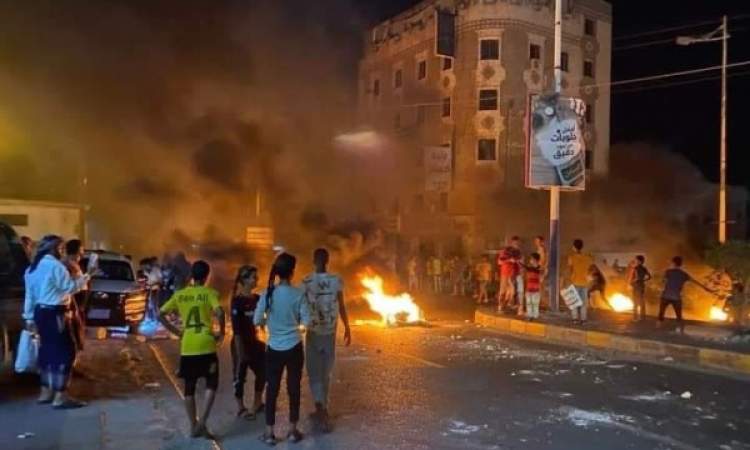 الانتقالي يرد على إعلان حل قواته باحتجاجات وقطع شوارع في عدن