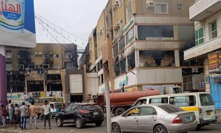 حريق واسع يلتهم مول تجاري في عدن