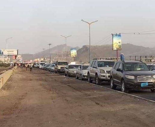 "نفط عدن" تزود محطاتها ببنزين رديء والمواطنون يحتجون بسياراتهم
