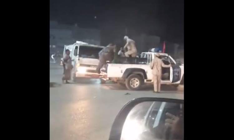 فيديو صادم .. قوات عسكرية تسحل مواطن في المكلا رفع علم الجمهورية اليمنية