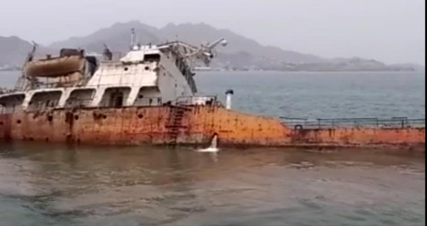 تلوث نفطي جراء غرق سفينة في ميناء عدن