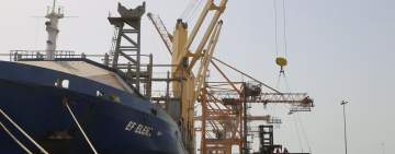 الإعلان عن امتيازات جديدة للتجار عبر ميناء الحديدة