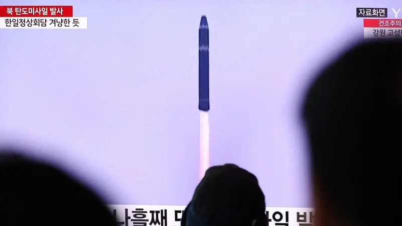 كوريا الشمالية تطلق صاروخا باليستيا قبالة الساحل الشرقي