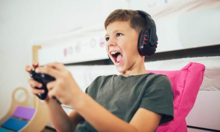 طفلك مدمن على الألعاب الإلكترونية؟ إليك العلاج