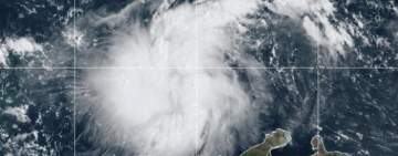 إعصار قوي يضرب ولاية فلوريدا الأمريكية