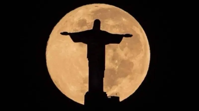 أشهر تمثال بالبرازيل يتضامن مع اللاعب فينيسيوس ؟