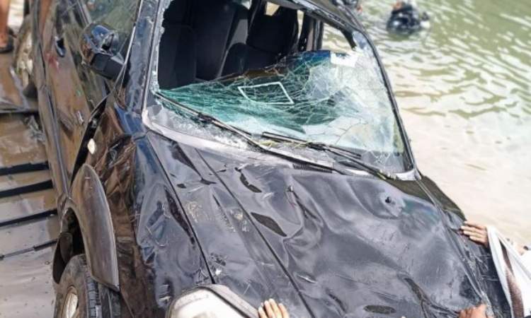  شاهد لحظة إنتشال جثث أسرة غرقت سيارتها في سد بني مطر – فيديو